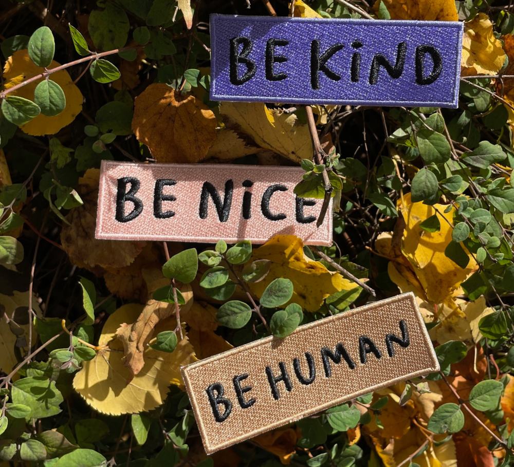 3er Be Nice, Be Kind, Be Human Patch Set mit Gebüsch im Hintergrund