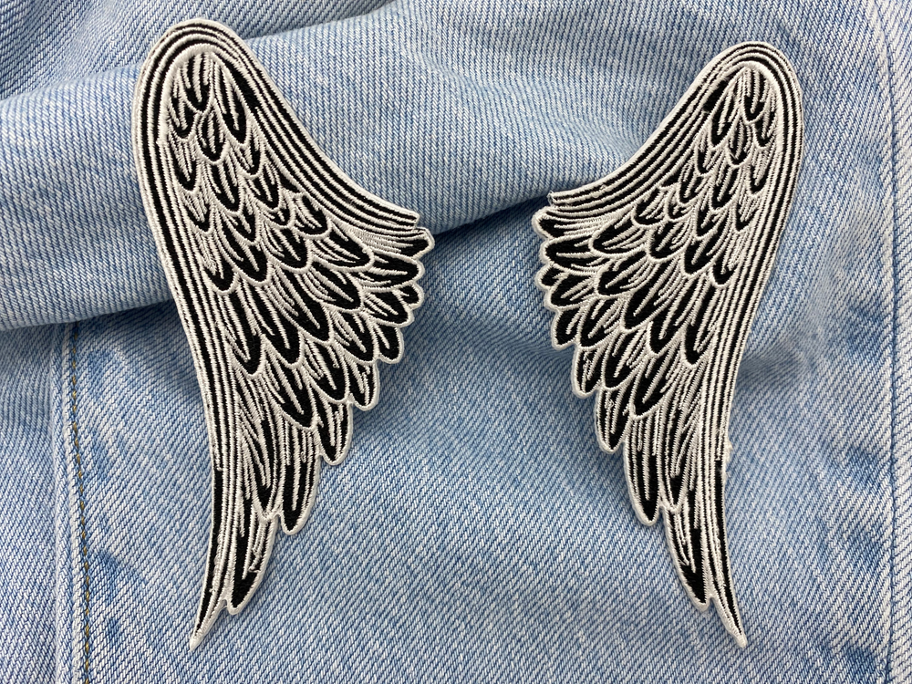 Engelsflügel Patches auf einer blauen Jeans