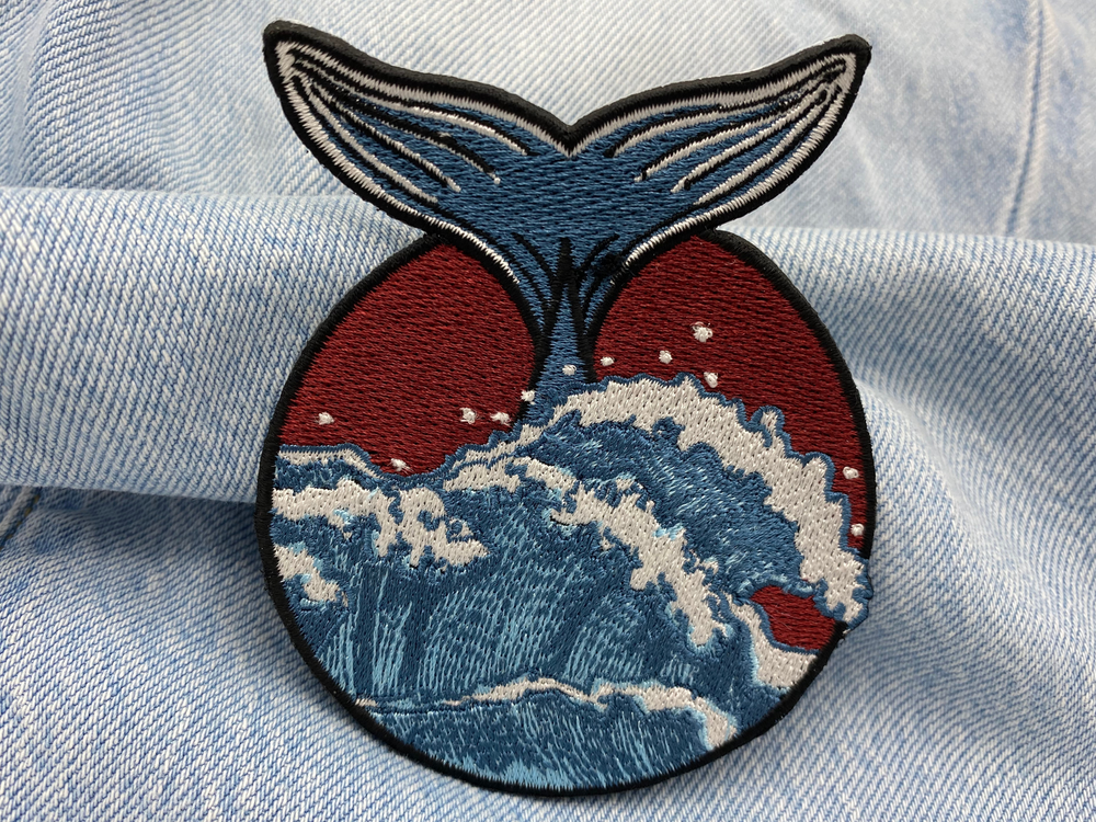 Wal Patch auf hellblauer Jeans