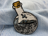 Astronaut im Meer Patch auf blauer Jeans