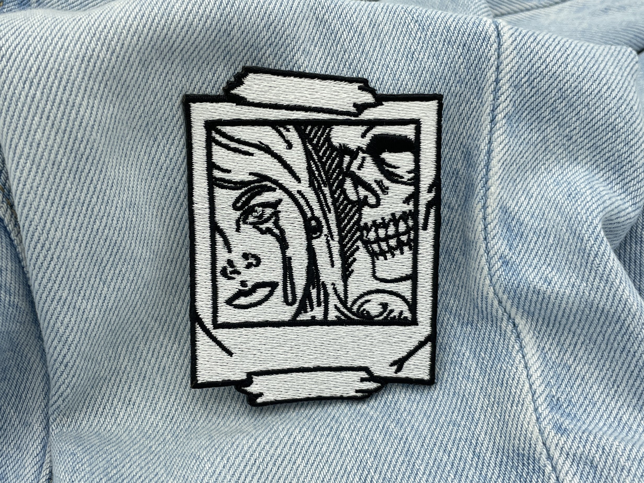 Der Patch auf blauer Jeans