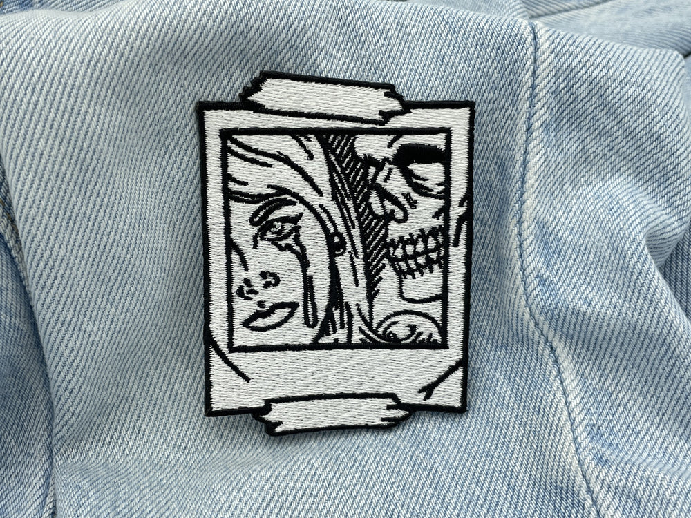 Der Patch auf blauer Jeans