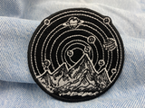 Berge mit Planeten Patch auf blauer Jeans