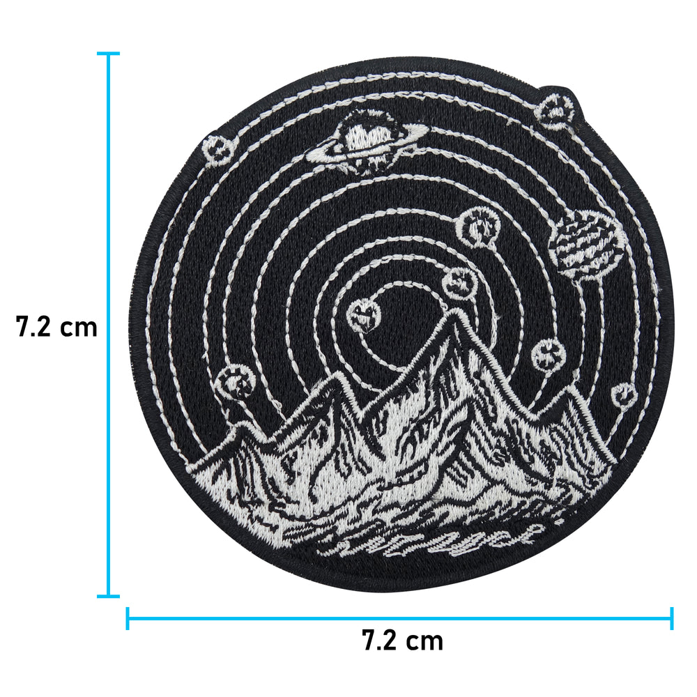 Berge mit Planeten Patch mit der Maße: 7,2 x 7,2 cm