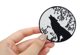 Frauenhand hält den Wolf Patch 