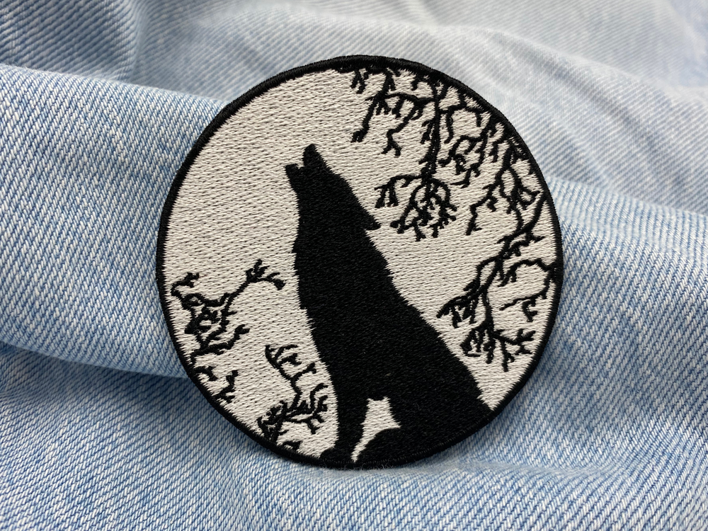 Wolf Patch auf heller blauer Jeans