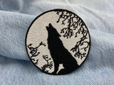 Wolf Patch auf heller blauer Jeans