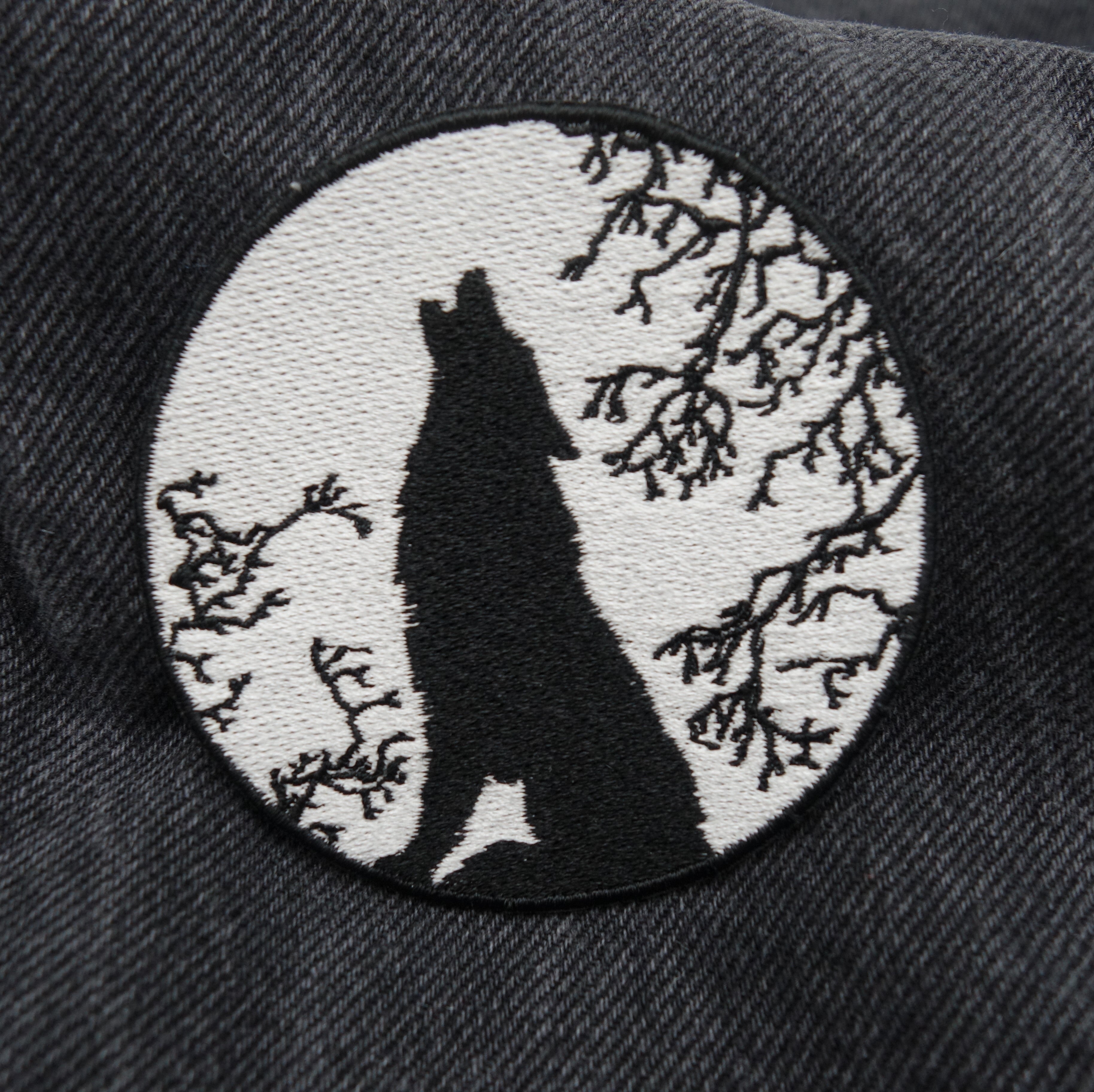 Wolf Patch auf schwarzer Jeans 
