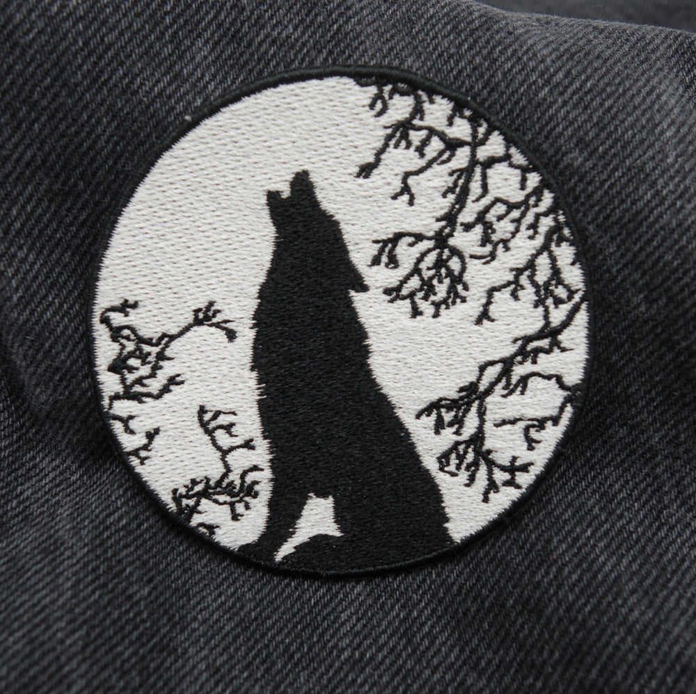 Wolf Patch auf schwarzer Jeans 