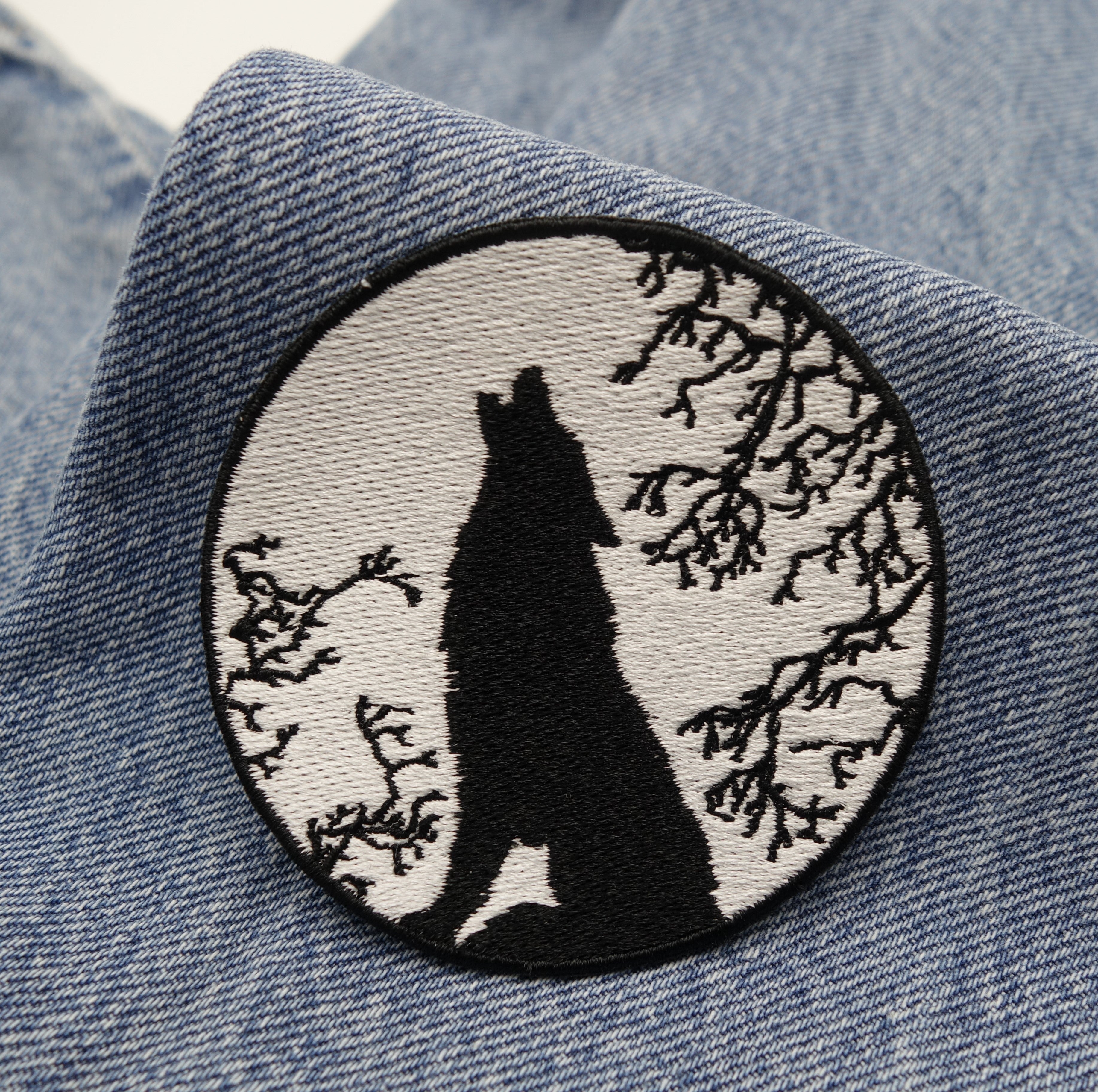 Wolf Patch auf dunkel blauer Jeans
