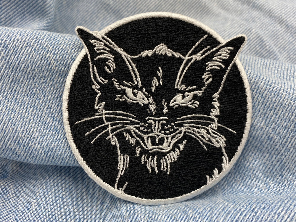 Schwarzer Katzen Patch auf blauer Jeans