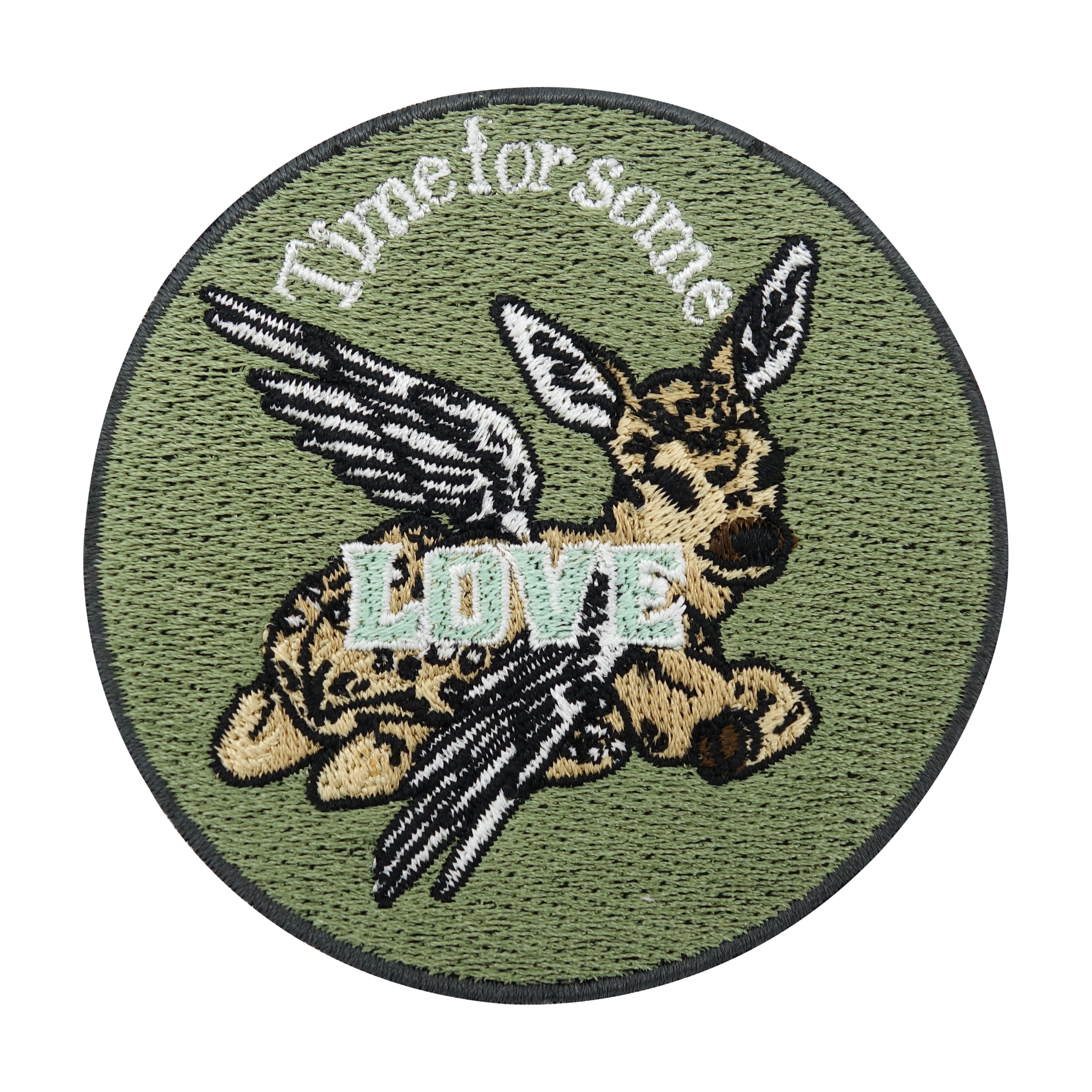 Oliv farbener Rehkitz mit Engelsflügeln Patch und dem Spruch Time for some Love