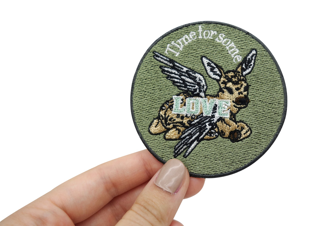 Frauenhand hält Rehkitz Patch 