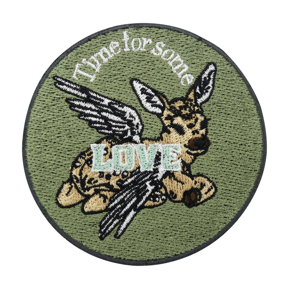 Oliv farbener Rehkitz mit Engelsflügeln Patch und dem Spruch Time for some Love