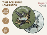 Vorder- und Rückseite des Patches, mit Bügelfolie. „Finally Home“ Logo und Nutzungsoptionen: Aufbügeln, Aufnähen, Aufkleben mit Textilkleber