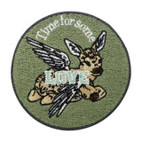 Oliv farbener Rehkitz mit Engelsflügeln Patch und dem Spruch Time for some Love