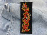 Love Patch auf blauer Jeans