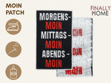 Vorder- und Rückseite des Patches, mit Bügelfolie. „Finally Home“ Logo und Nutzungsoptionen: Aufbügeln, Aufnähen, Aufkleben mit Textilkleber