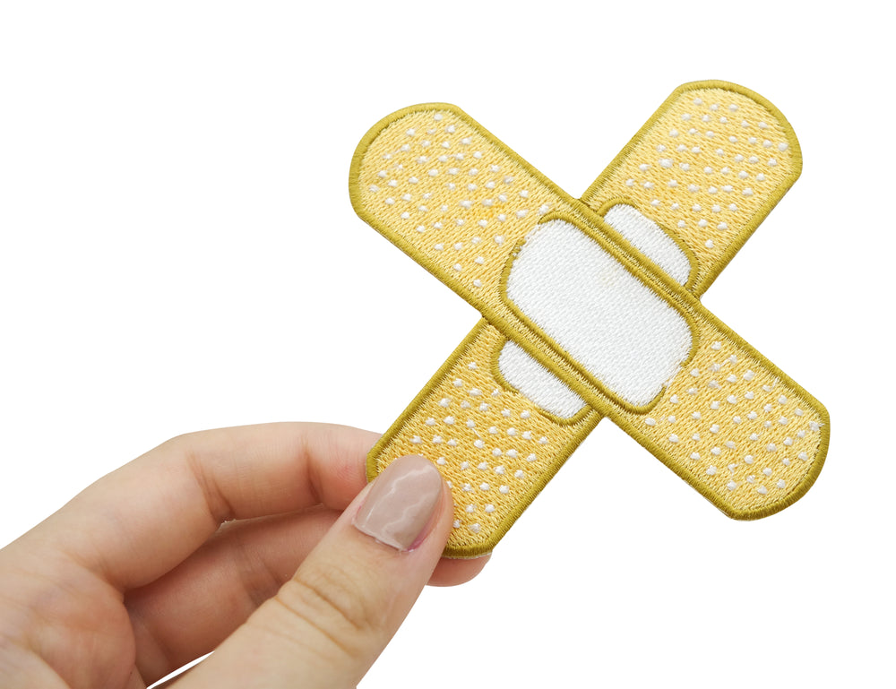 Frauenhand hält Pflaster Patch 