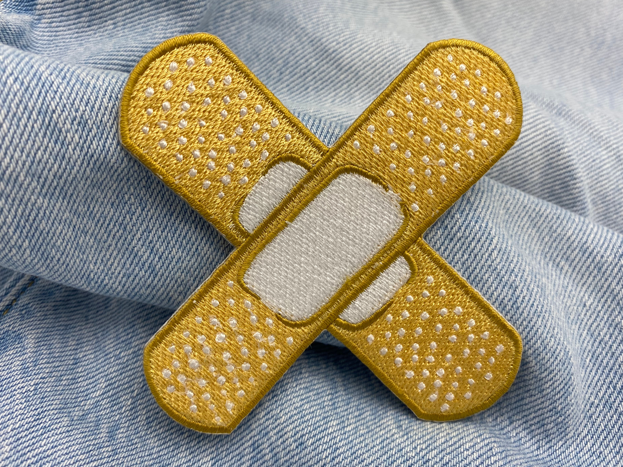 Pflaster Patch auf blauer Jeans