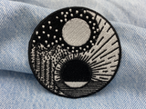 Yin und Yang Patch auf blauer Jeans