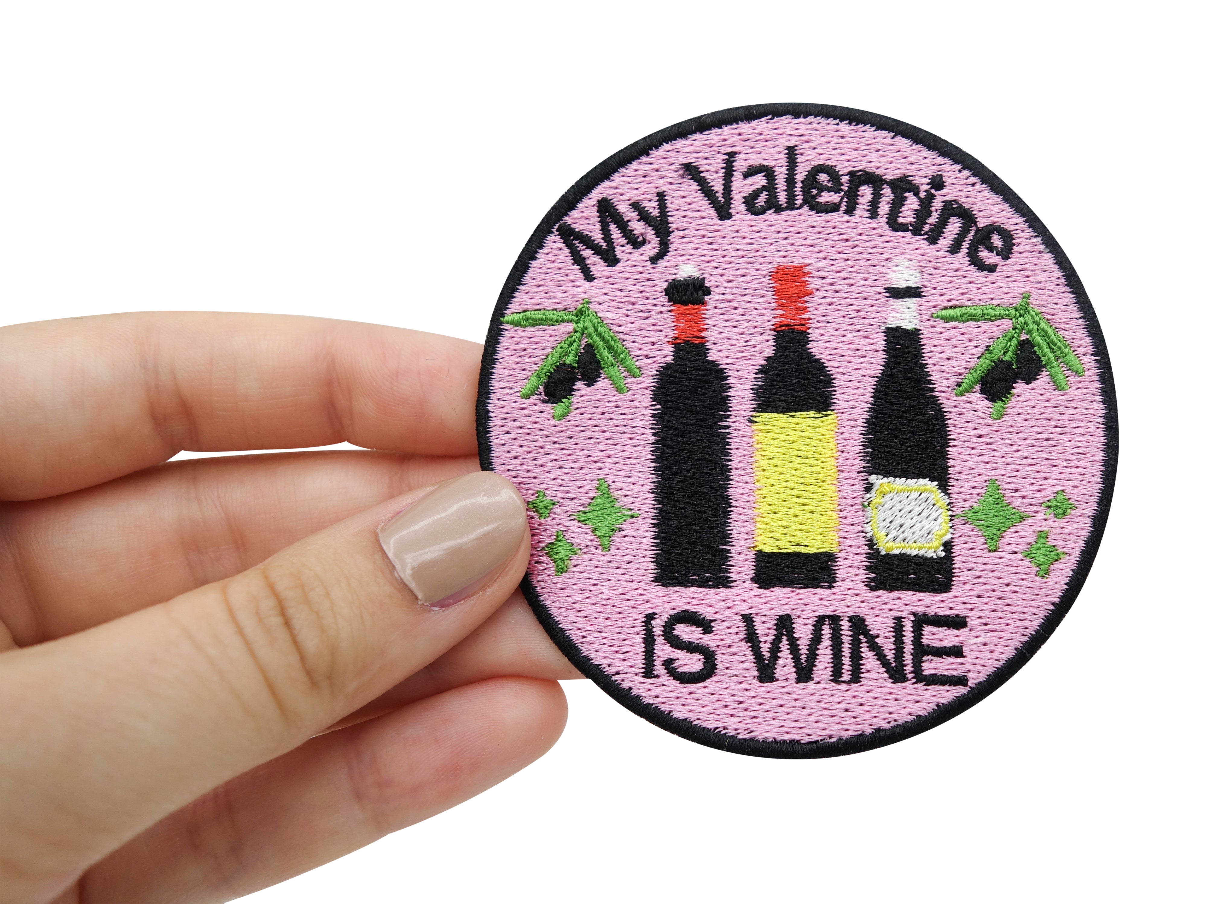 Frauenhand hält den Valentinstag Patch