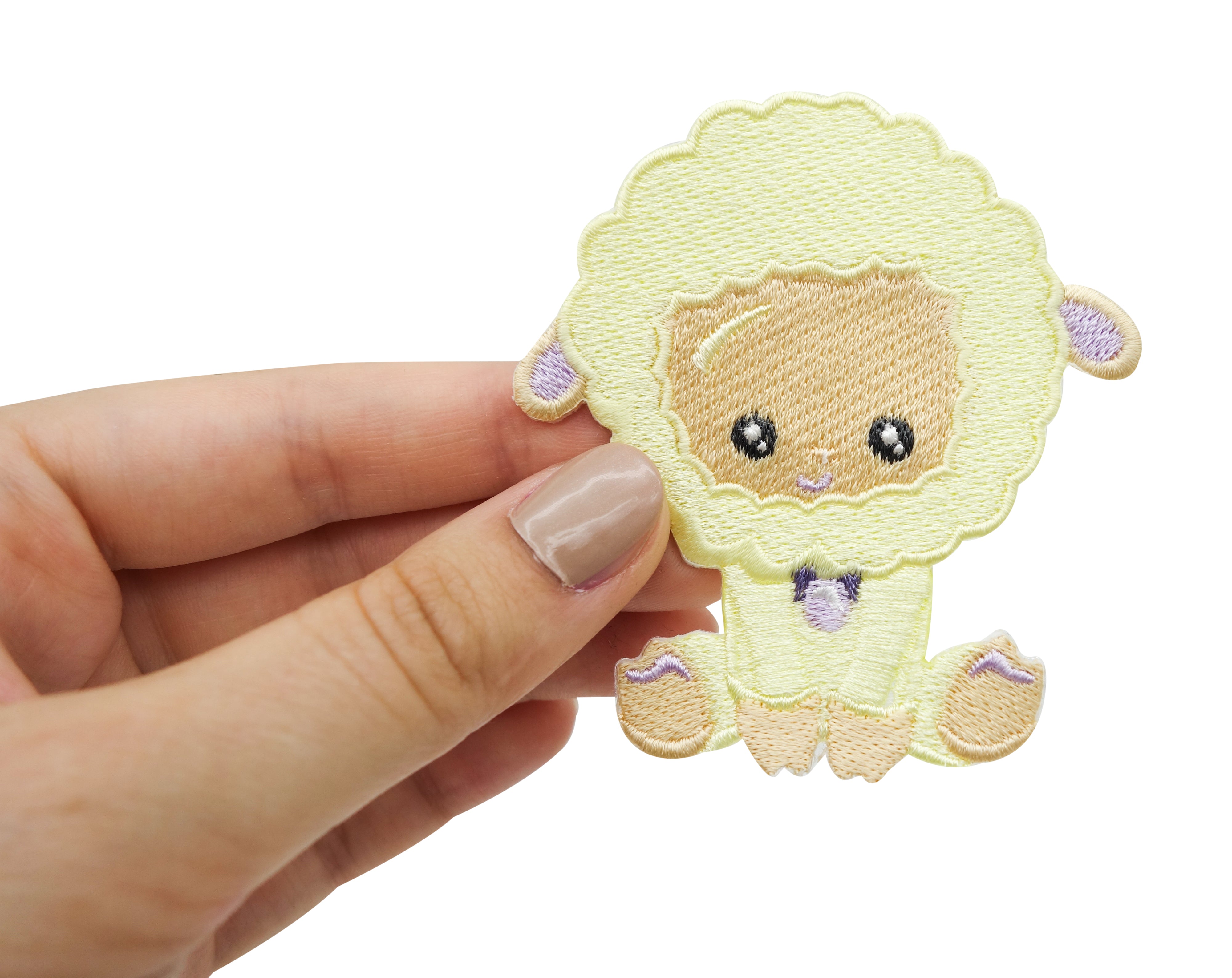 Baby Schaf Patch gehalten von einer Frauenhand