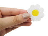 Frauenhand hält den Gänseblumen Patch 