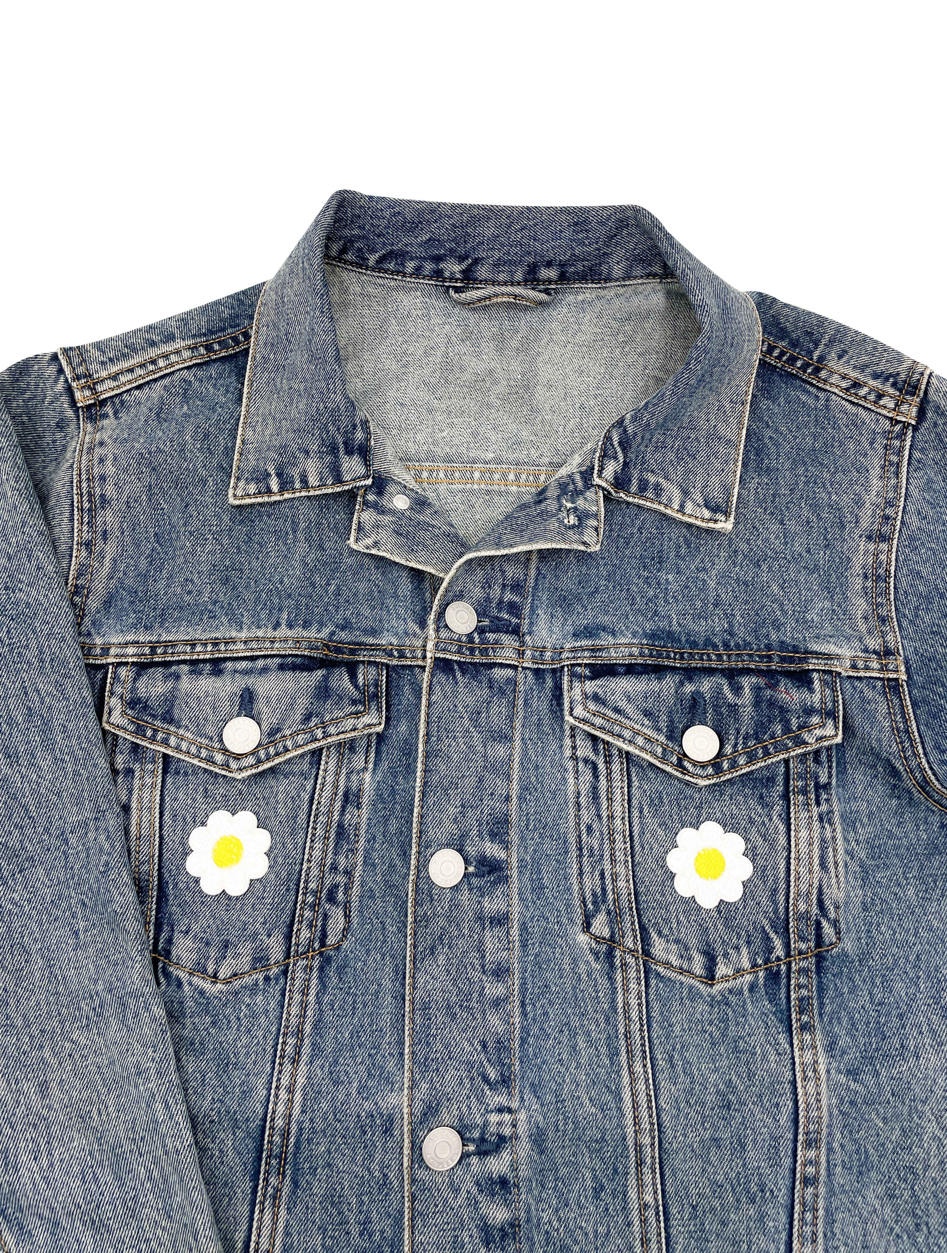 Gänseblumen Patches auf Jeansjacke aufgebügelt