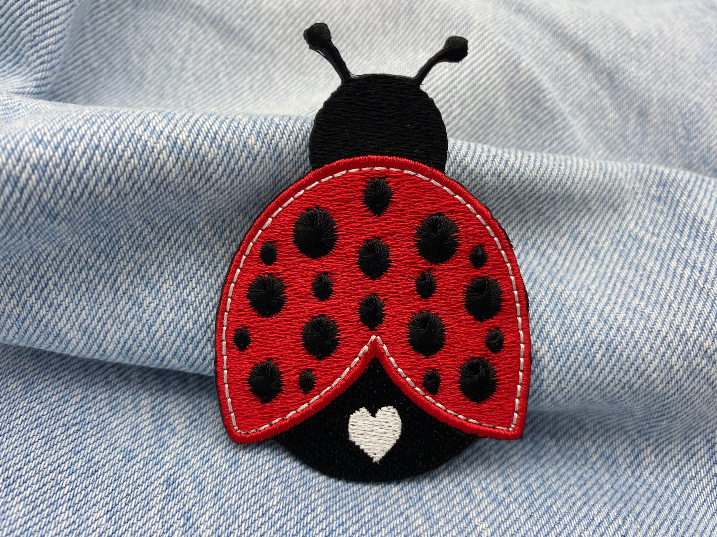 Marienkäfer Patch auf blauer Jeans