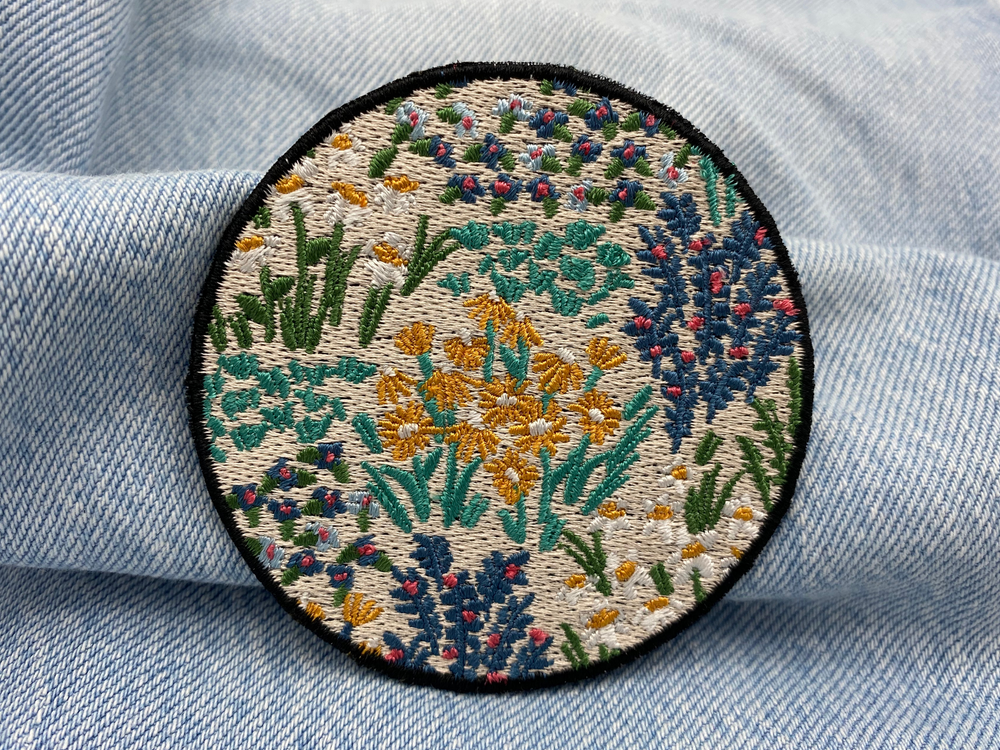 Blumenwiese Patch auf heller blauer Jeans