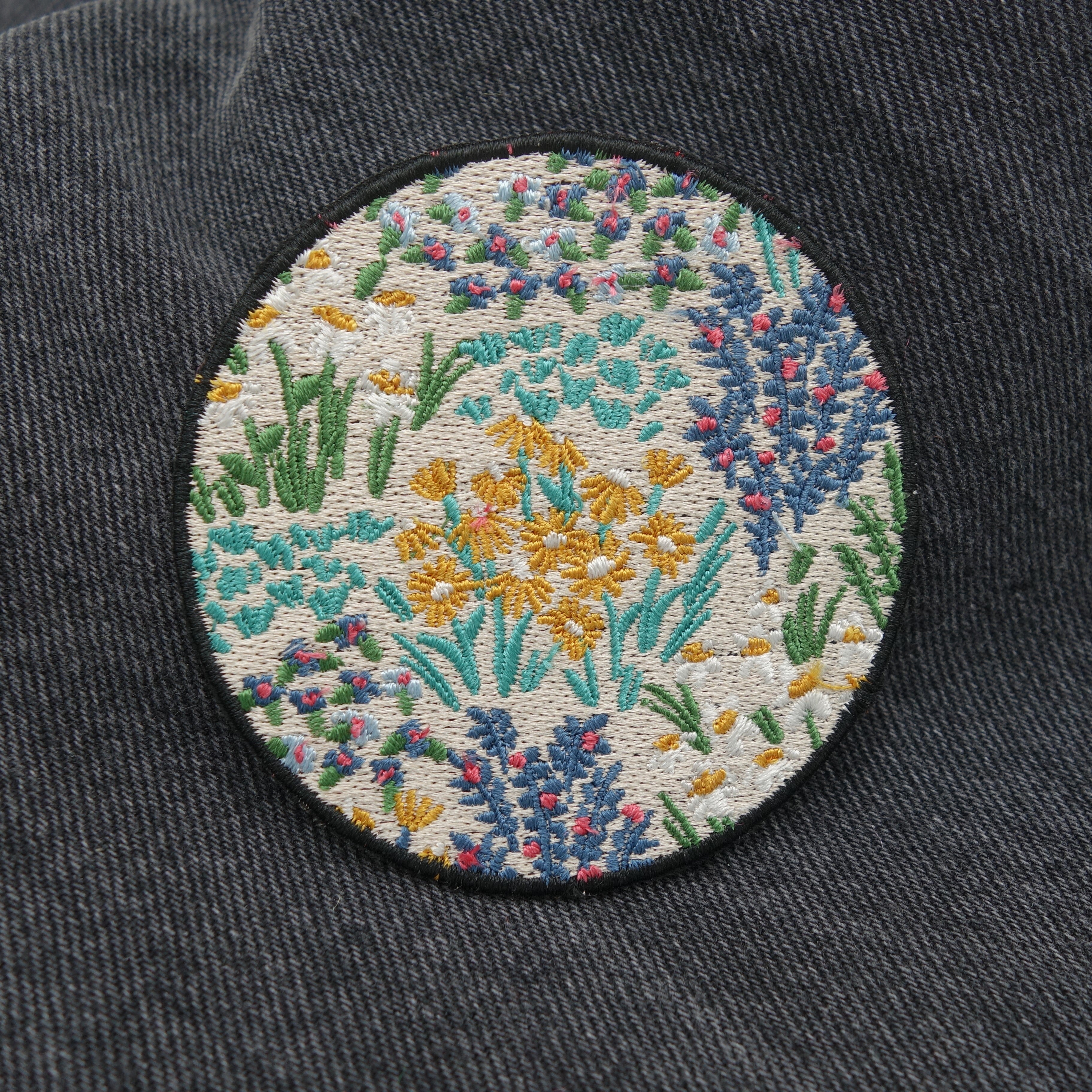 Blumenwiese Patch auf schwarzer Jeans