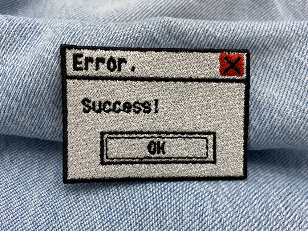 Fehlermeldung Patch auf blauer Jeans