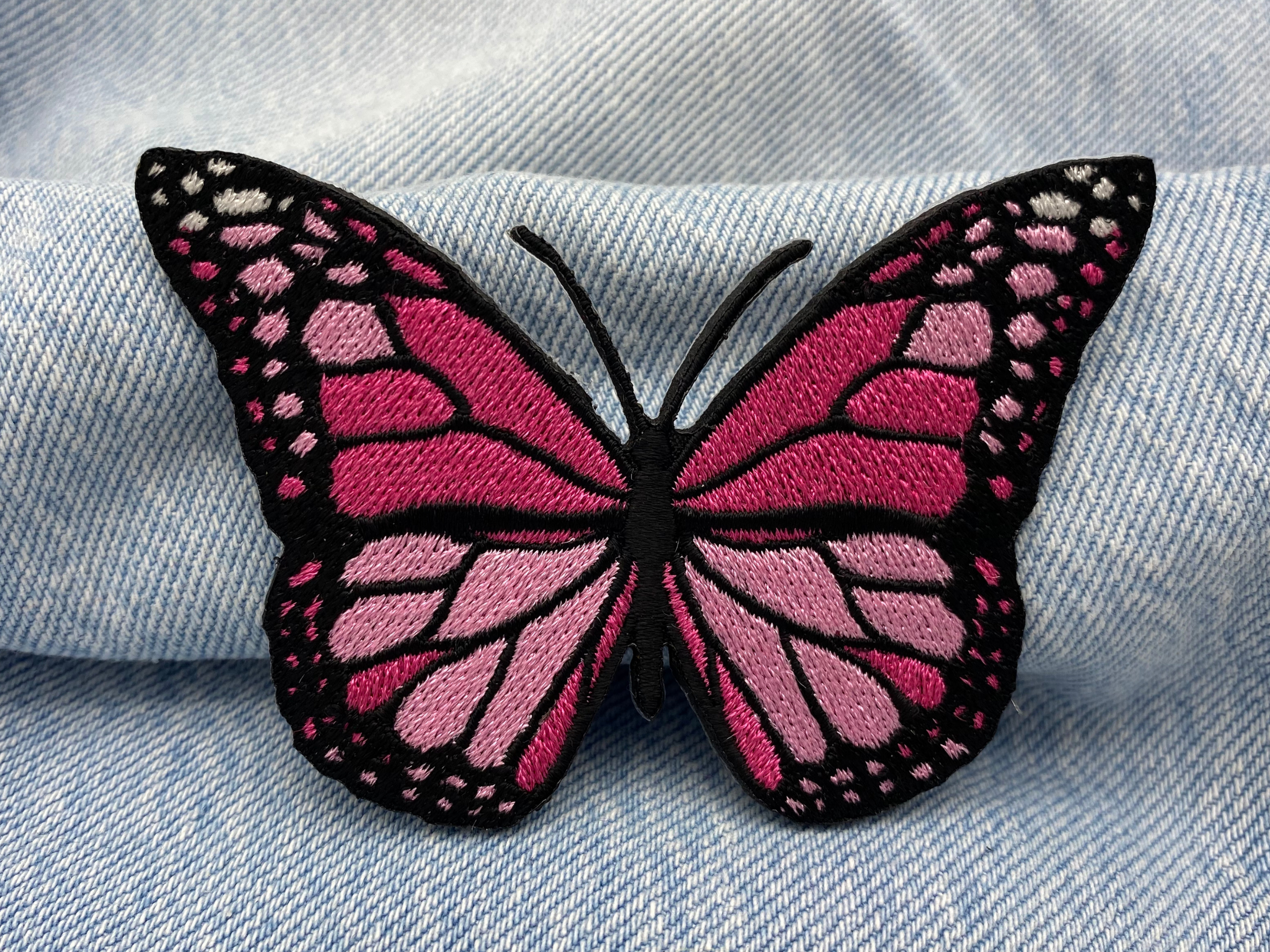Schmetterling Patch auf blauer Jeans