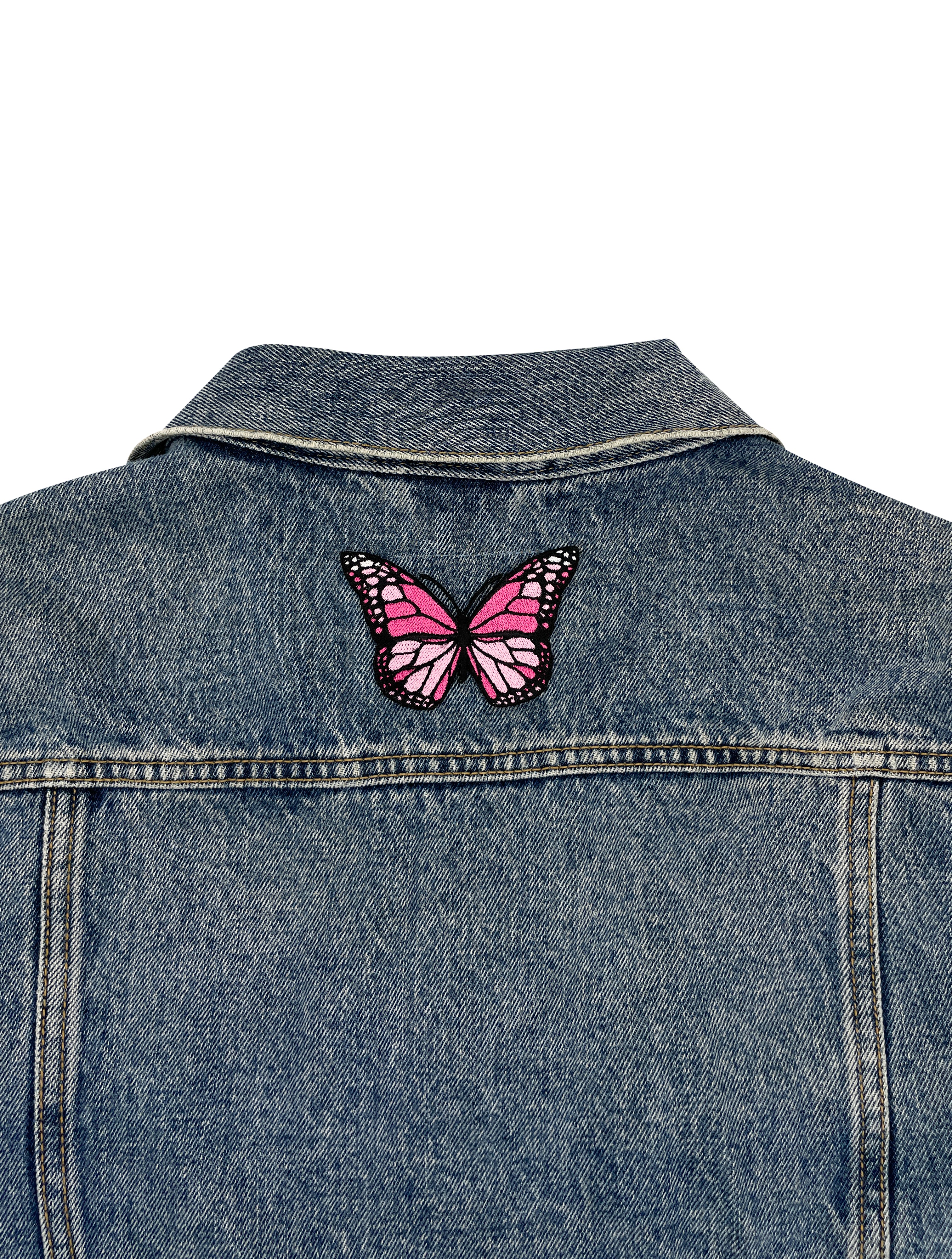 Schmetterling Patch auf Rückseite einer Jeansjacke aufgebügelt