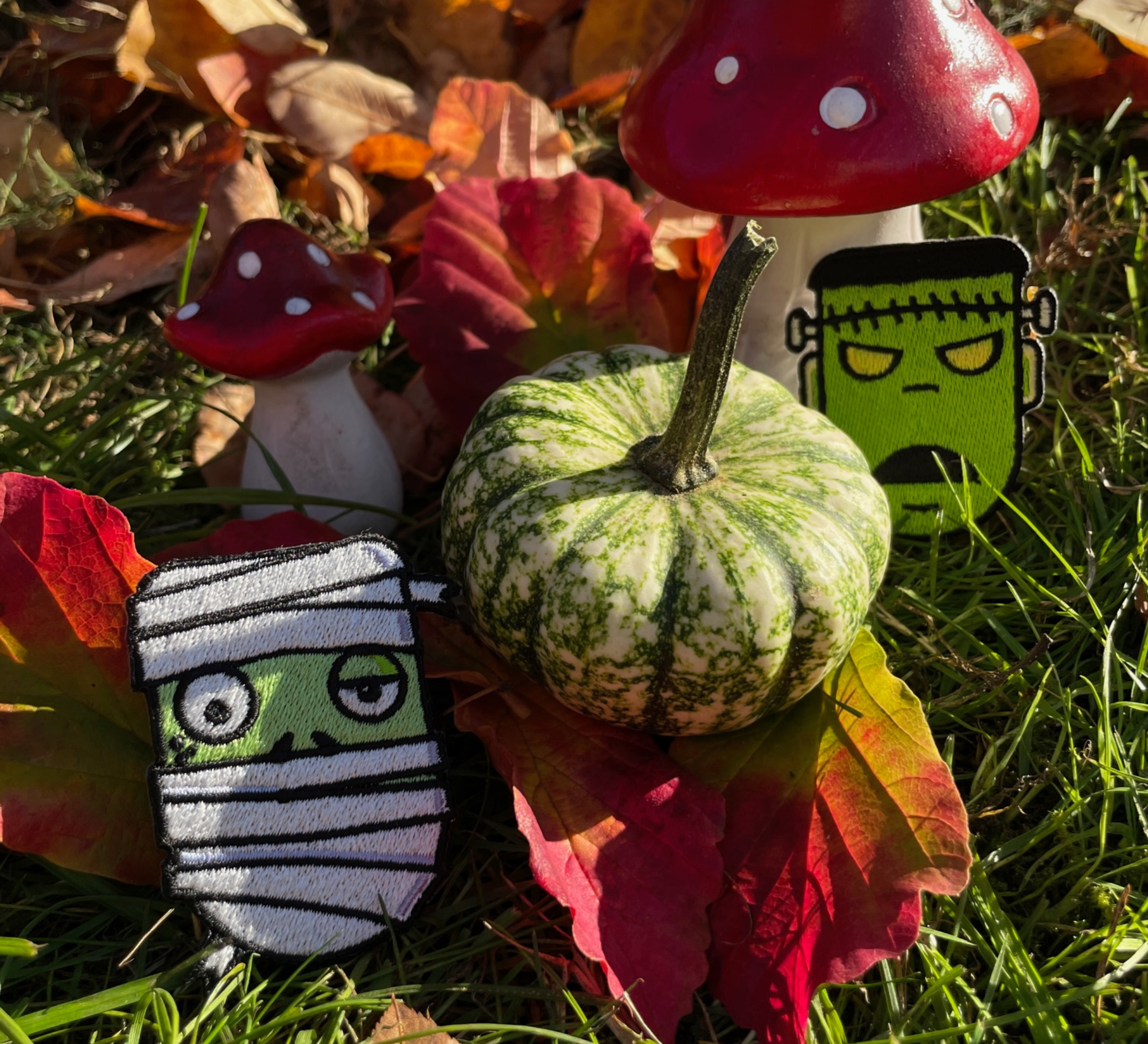 Zombie und Frankenstein Kopf Patches vor herbstlichem Hintergund