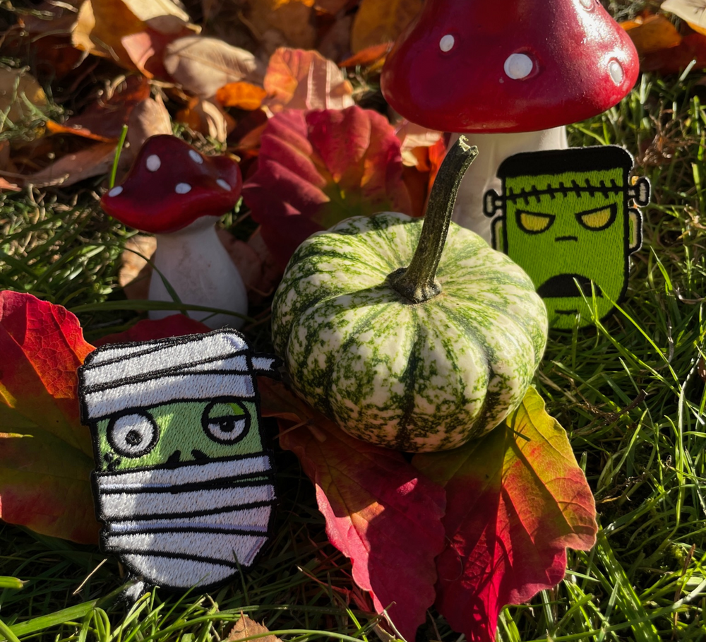 Zombie und Frankenstein Kopf Patches vor herbstlichem Hintergund