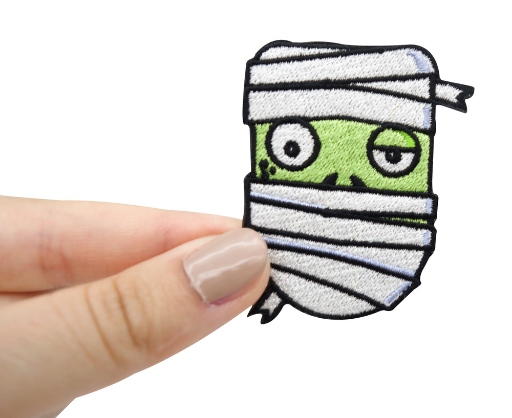 Zombie Kopf Patch gehalten von einer Frauenhand