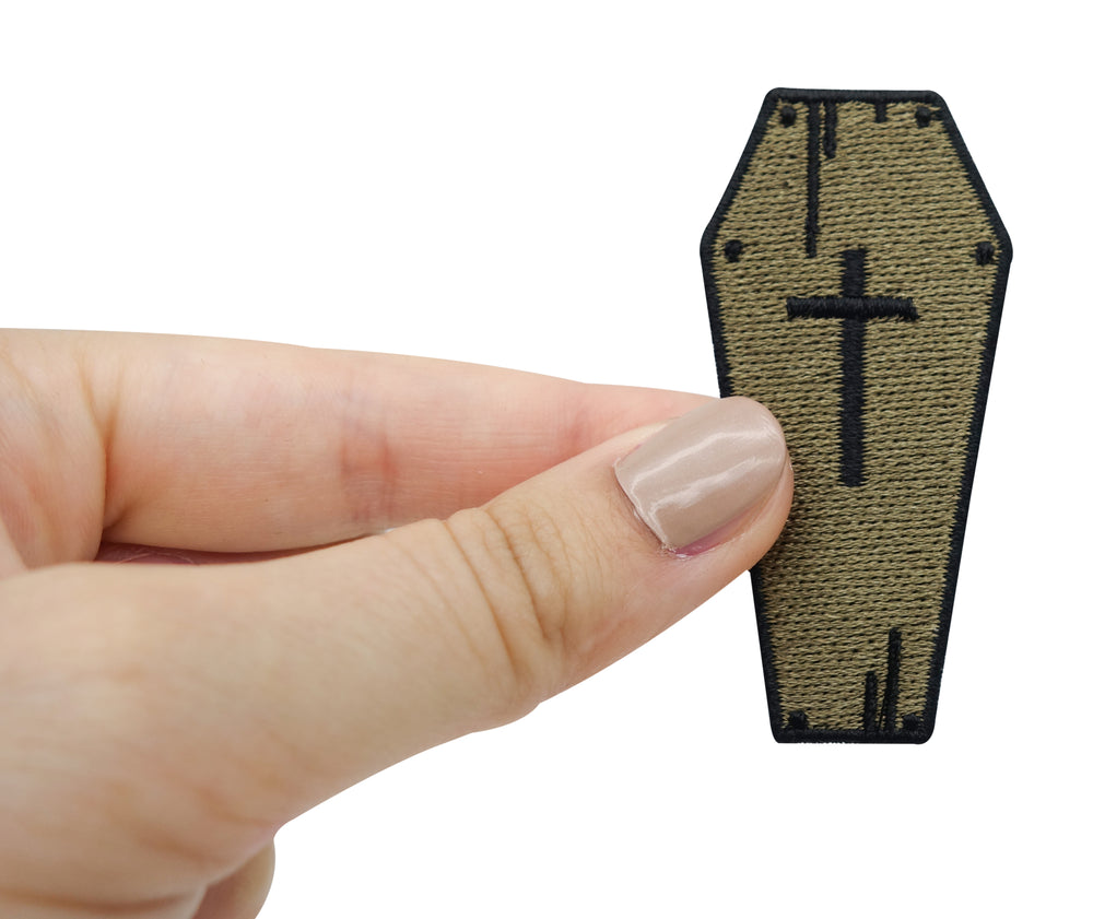 Frauenhand hält den Sarg Patch 