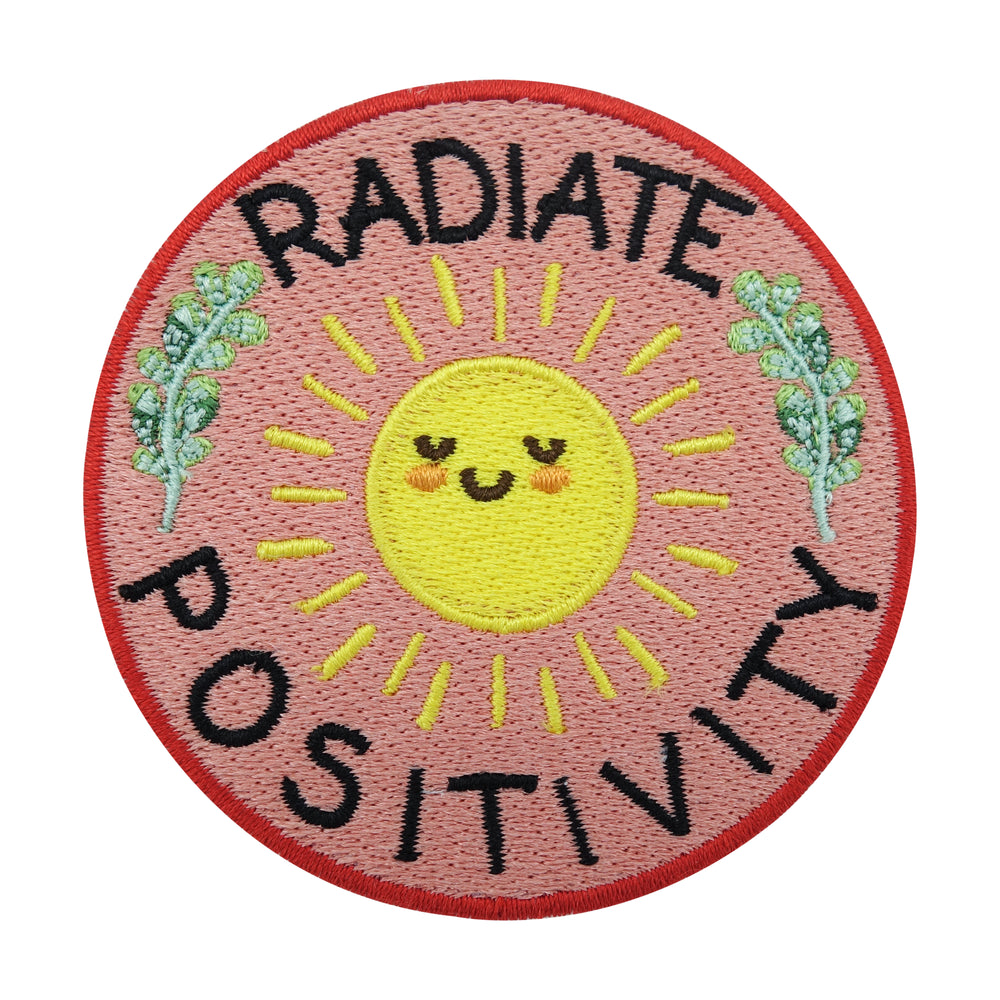 Pinker "Radiate Positivity" Patch mit einer gelben Sonne in der Mitte