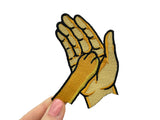 Frauenhand hält den Pfote auf Hand Patch