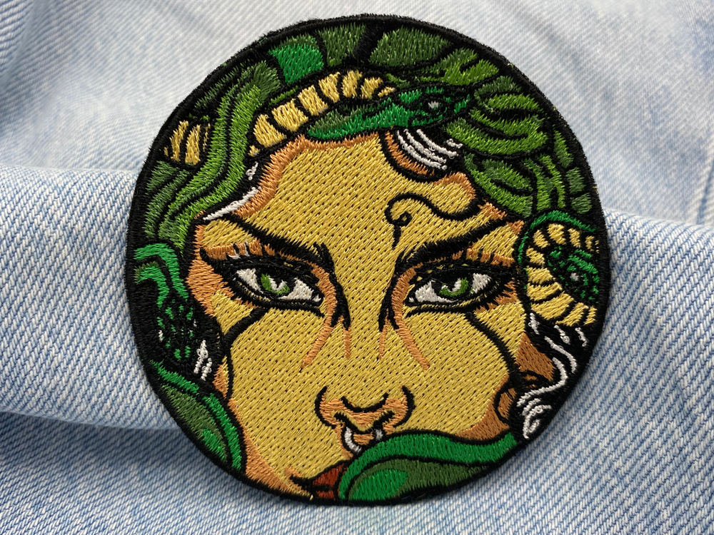 Medusa Patch auf einer blauen Jeans