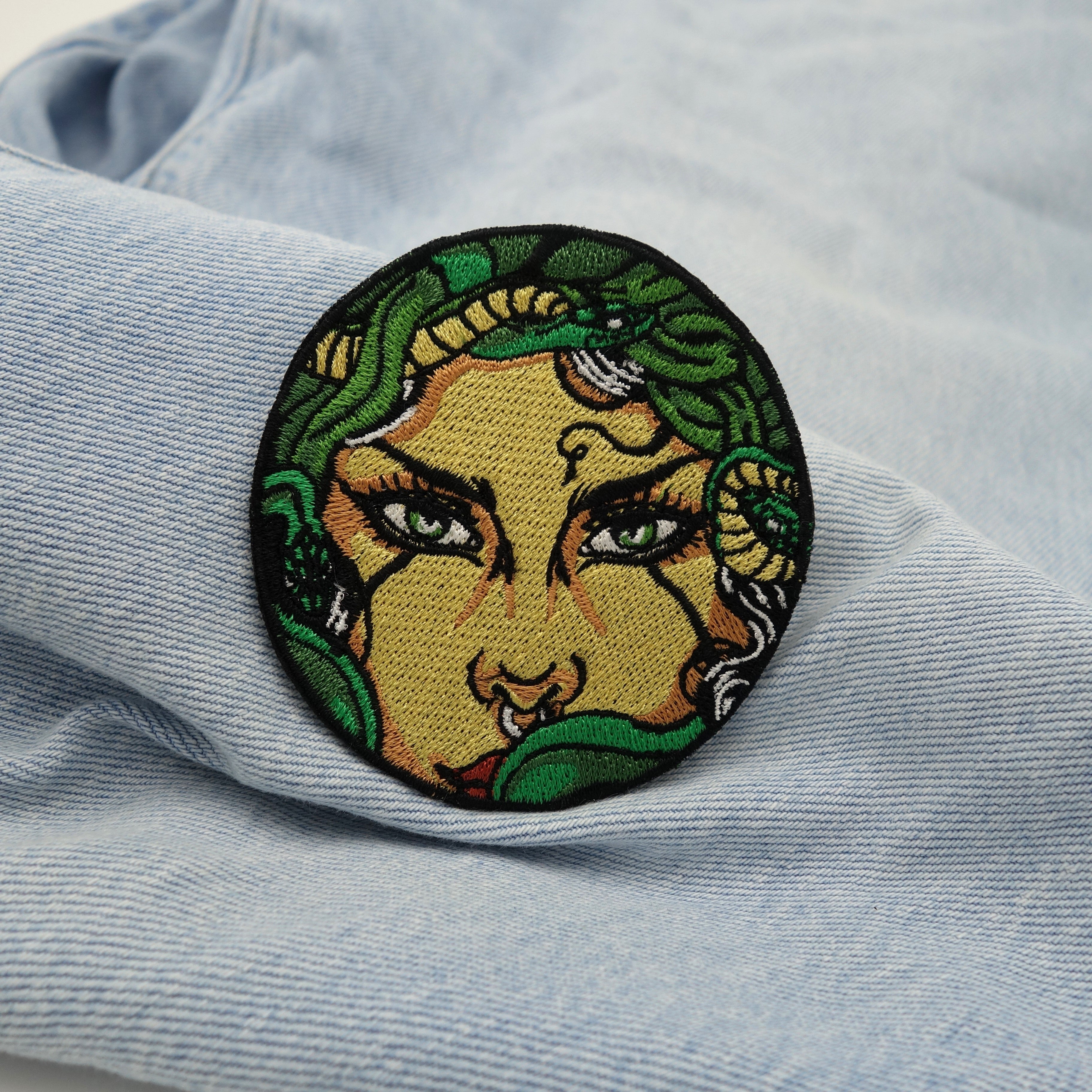 Medusa Patch auf einer hell blauen Jeans