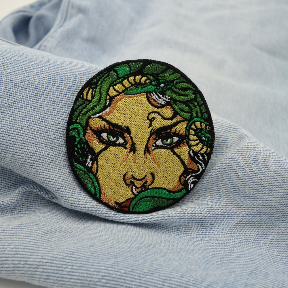 Medusa Patch auf einer hell blauen Jeans