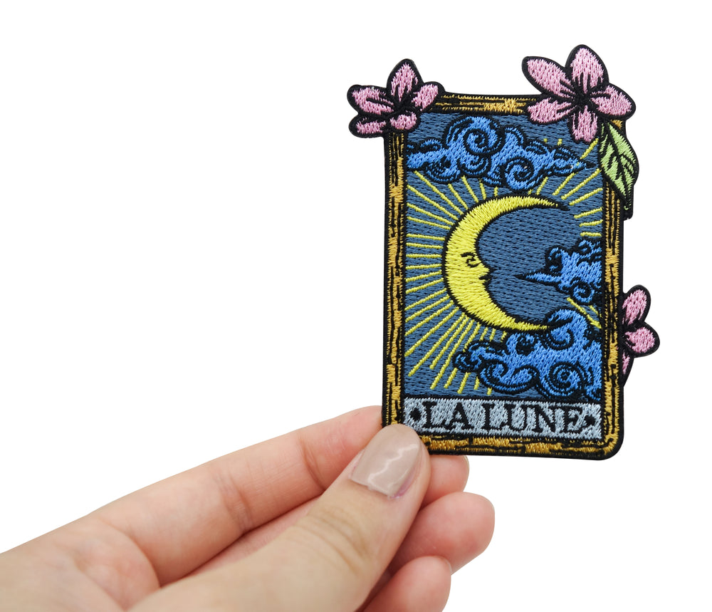 Frauenhand hält den Mond Patch