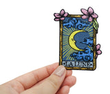 Frauenhand hält den Mond Patch
