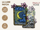 Vorder- und Rückseite des Patches, mit Bügelfolie. „Finally Home“ Logo und Nutzungsoptionen: Aufbügeln, Aufnähen, Aufkleben mit Textilkleber