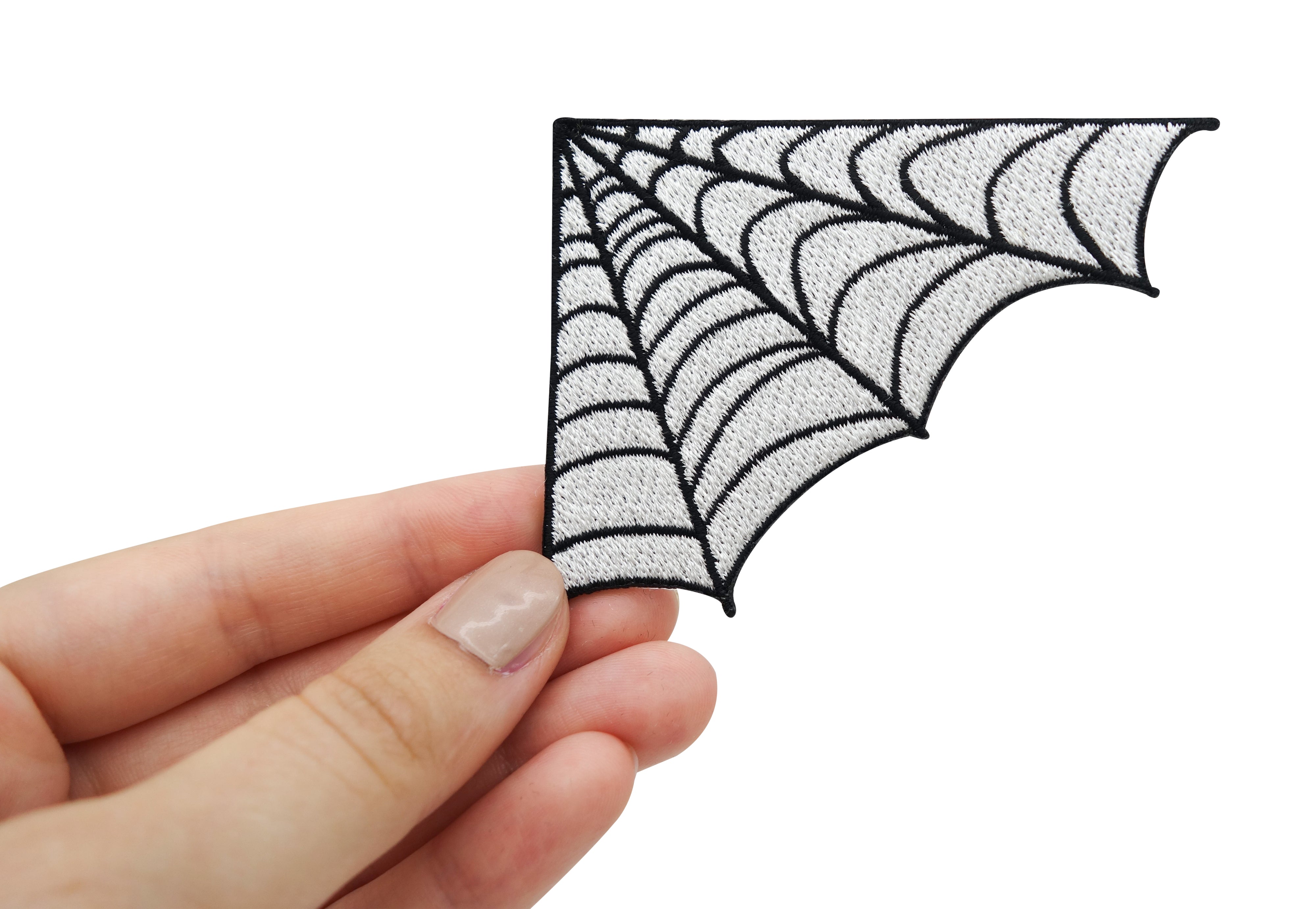Frauenhand hält den Spinnenweben Patch