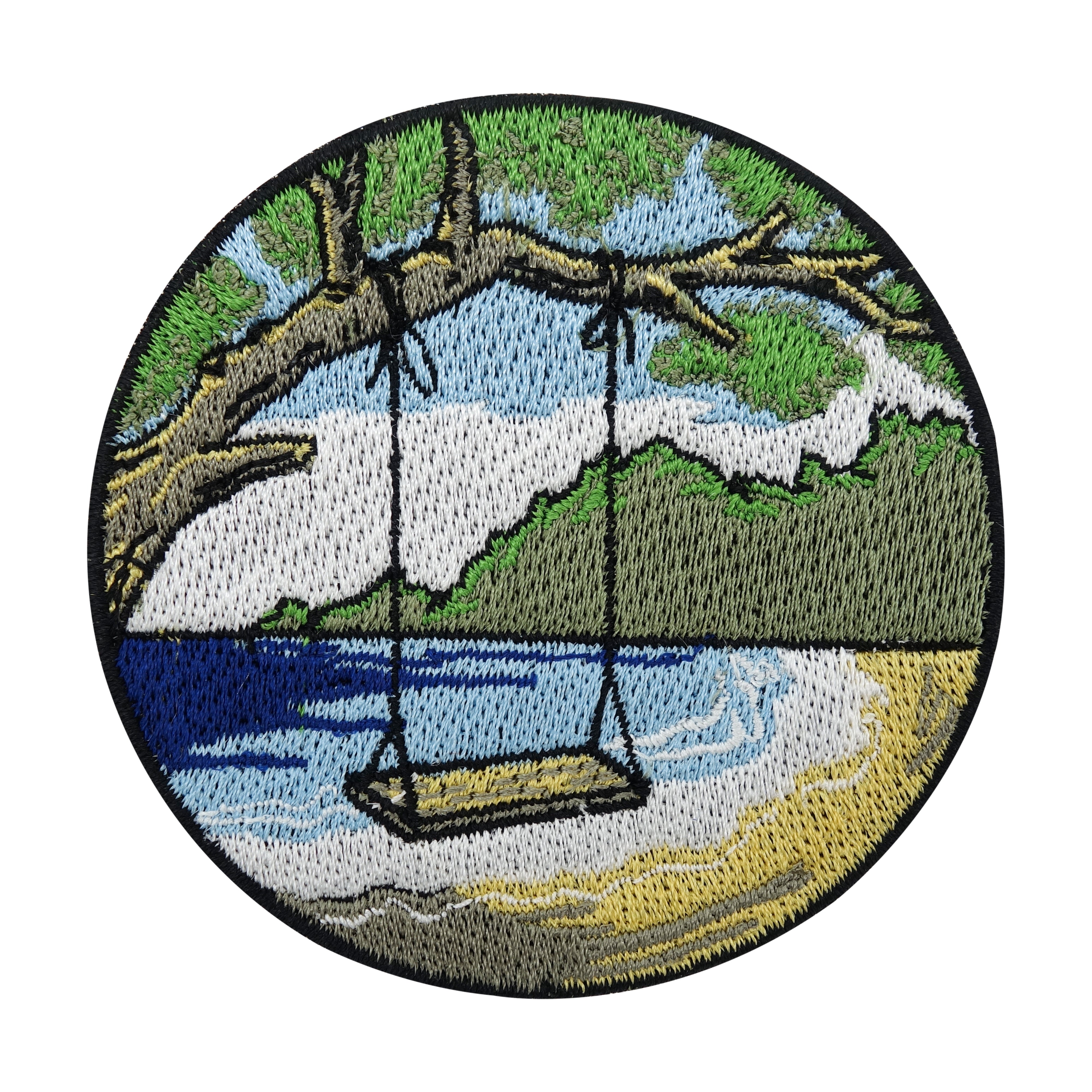 Schaukel am Strand mit Meer und Bergen im Hintergund Patch