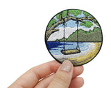 Frauenhand hält Strand Schaukel Patch